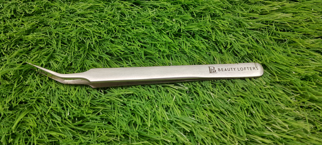 Beauty Lofters 45° Angled Lash Tweezer - tip view