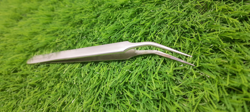 Beauty Lofters 45° Angled Lash Tweezer - vertical view