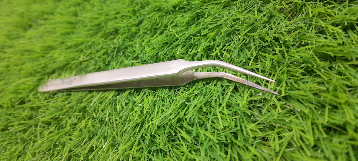 Beauty Lofters 45° Angled Lash Tweezer - vertical view