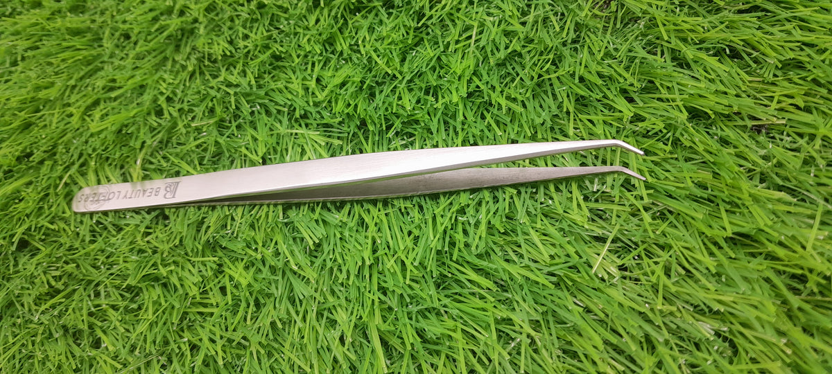 Beauty Lofters 45° Angled Slim 14cm Silver Tweezer – horizontal tip view