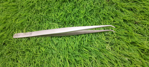 Beauty Lofters 45° Angled Slim 14cm Silver Tweezer – horizontal tip view