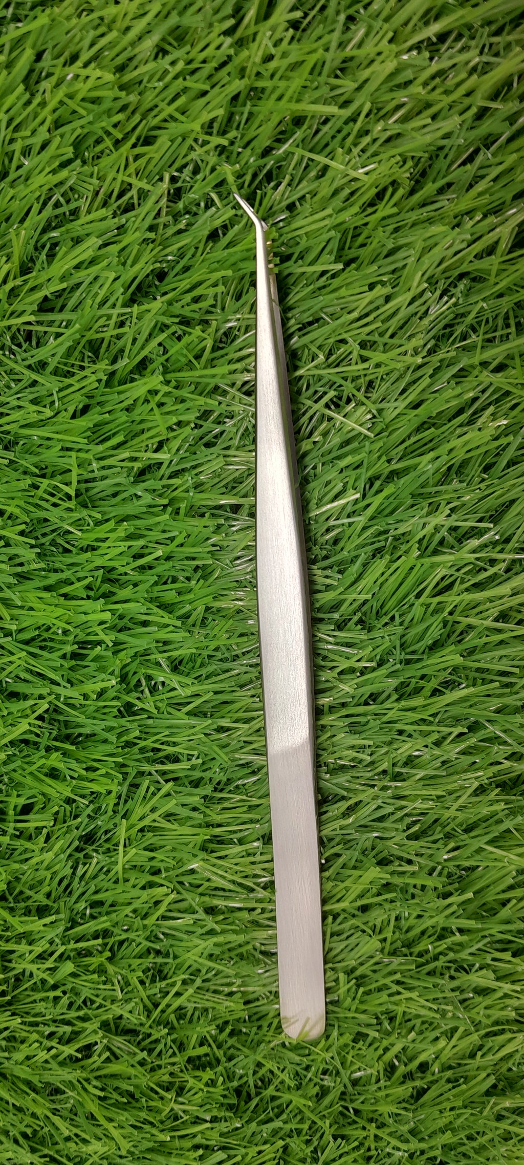 Beauty Lofters 45° Angled Slim 14cm Silver Tweezer – angled side profile
