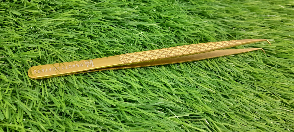 Beauty Lofters 49° Gold Tweezer – angled tip side profile view