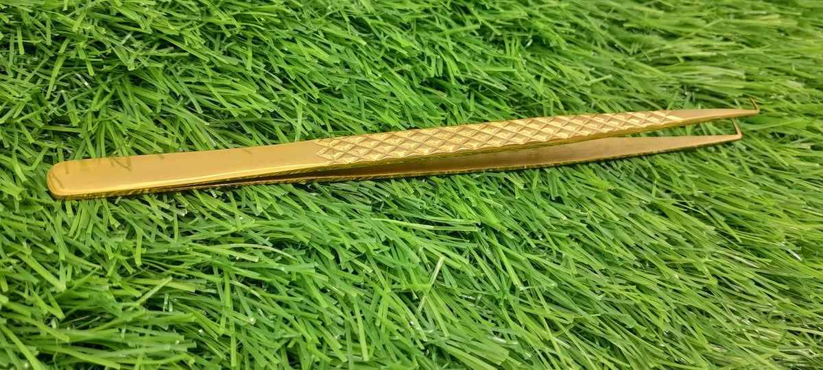 Beauty Lofters 49° Gold Tweezer – full length diagonal view