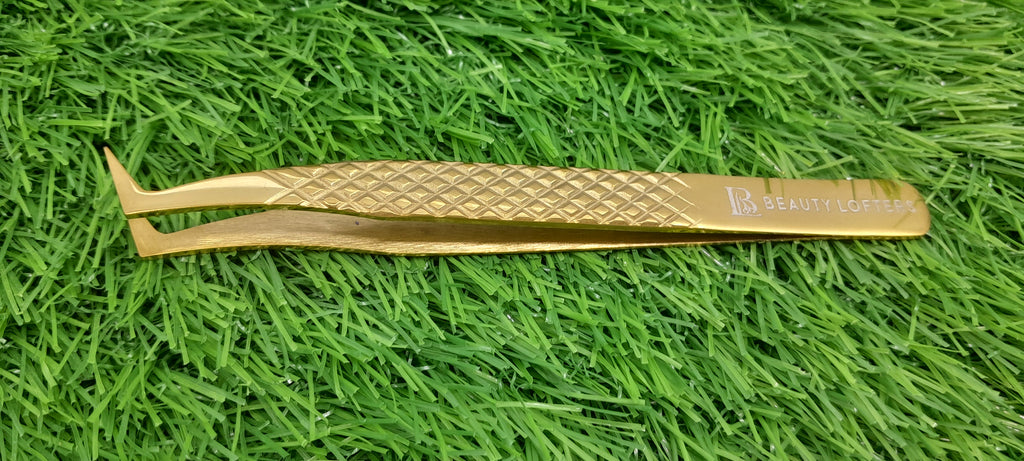 Beauty Lofters 90° Gold Volume Boot Tweezer – wide tip view for fan making