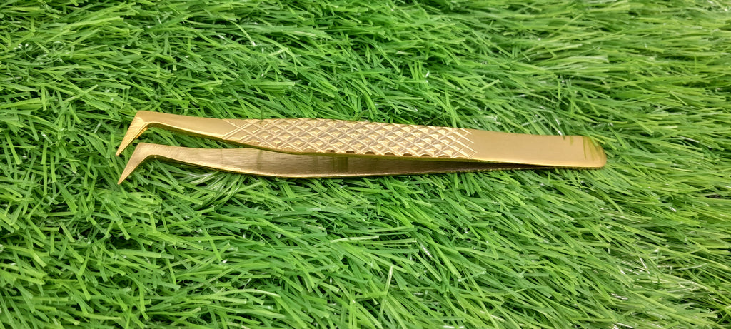 Beauty Lofters 90° Gold Volume Boot Tweezer – diagonal full body view