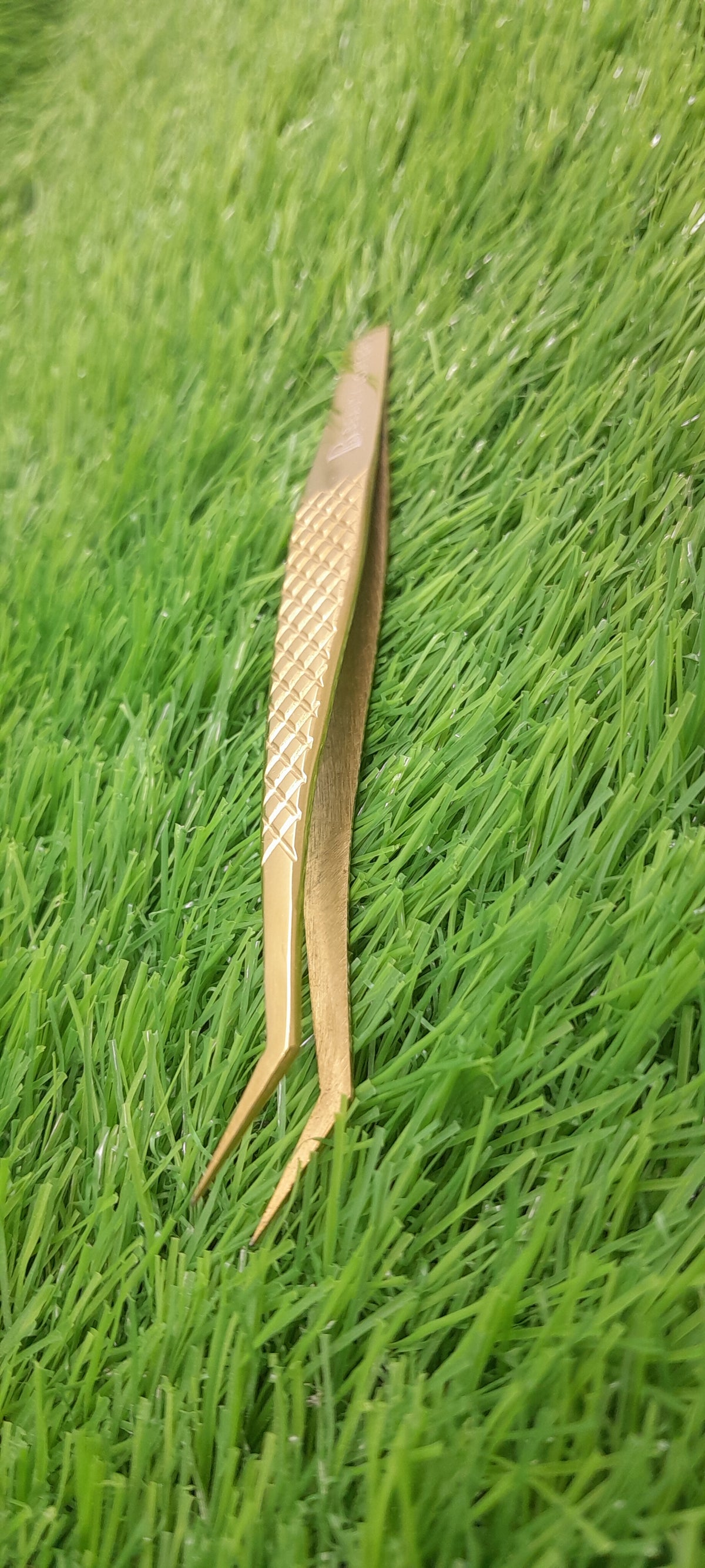 Beauty Lofters Crane Shape Gold Tweezer – side profile