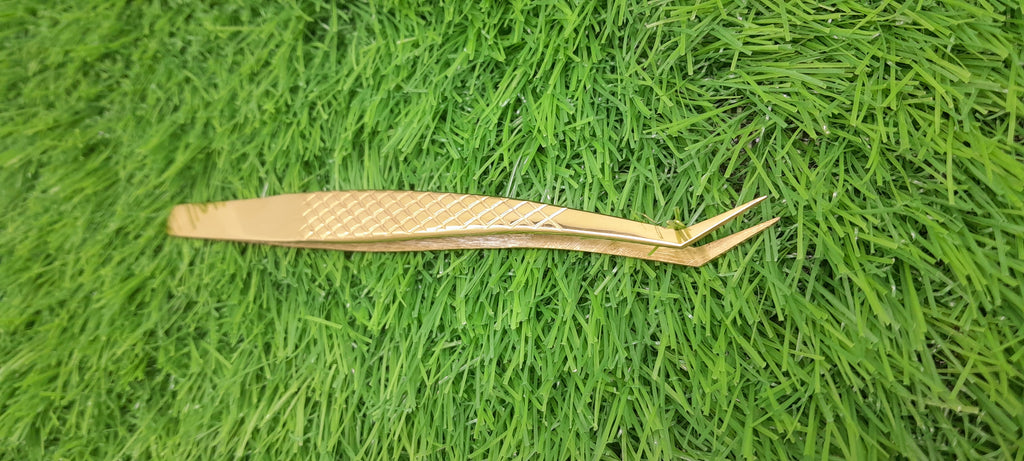 Beauty Lofters Crane Shape Gold Tweezer – tip close-up