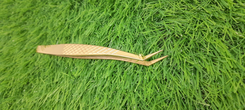 Beauty Lofters Crane Shape Gold Tweezer – grip texture view