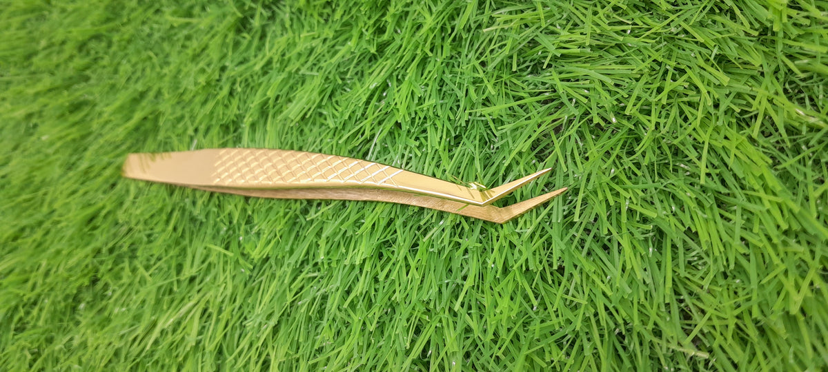 Beauty Lofters Crane Shape Gold Tweezer – grip texture view