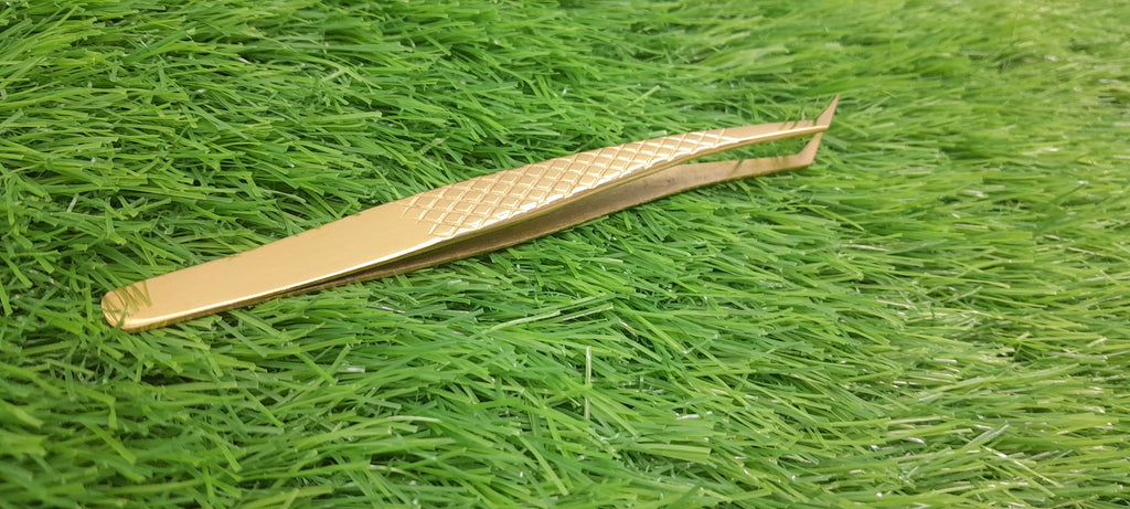 Beauty Lofters Crane Shape Gold Tweezer – branded engraving view