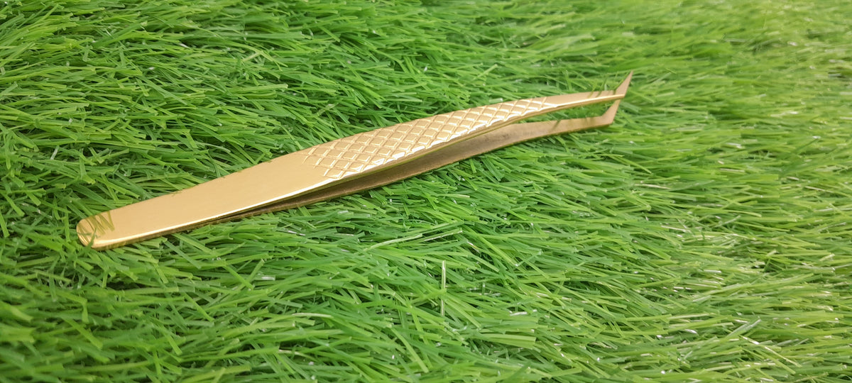 Beauty Lofters Crane Shape Gold Tweezer – branded engraving view