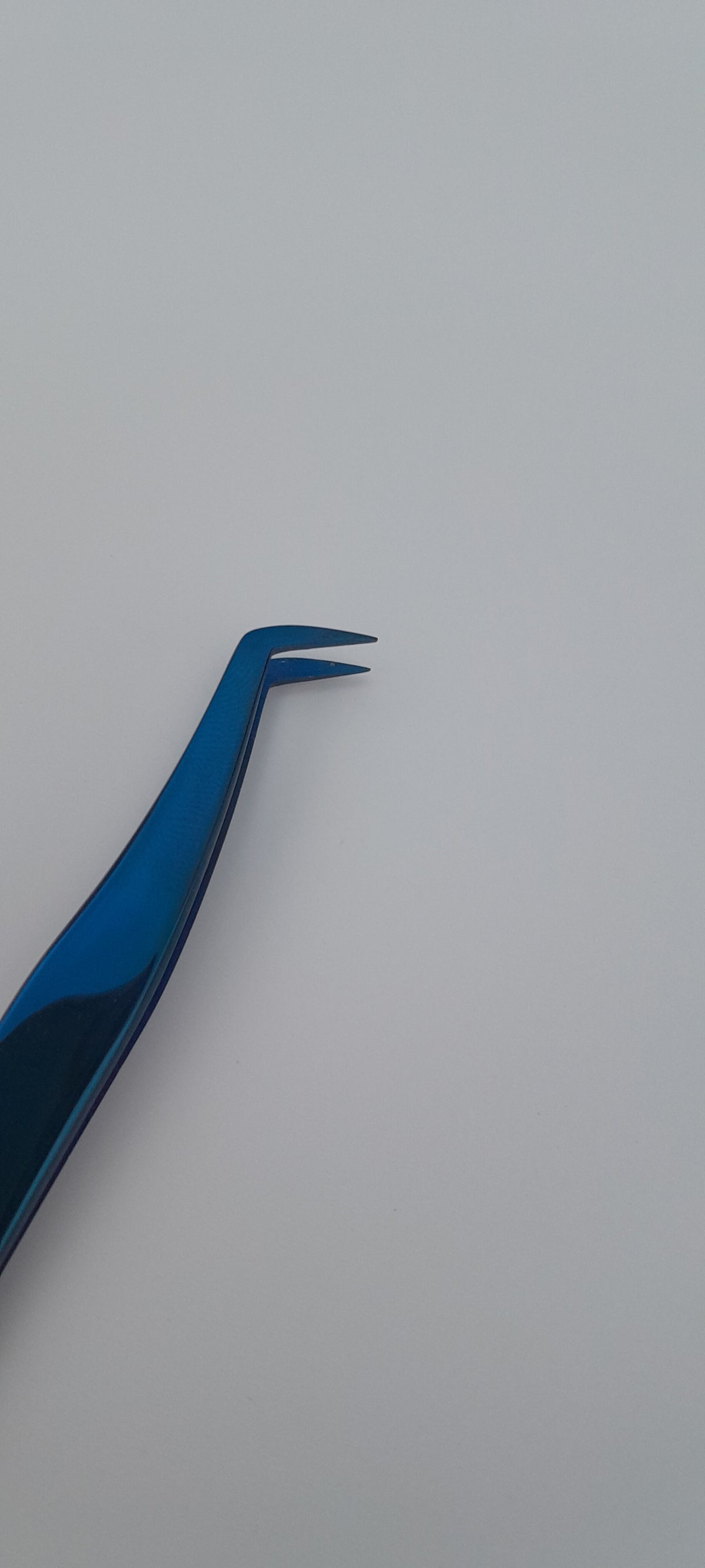 Beauty Lofters Plasma Blue Boot Tweezer - Tip Closeup
