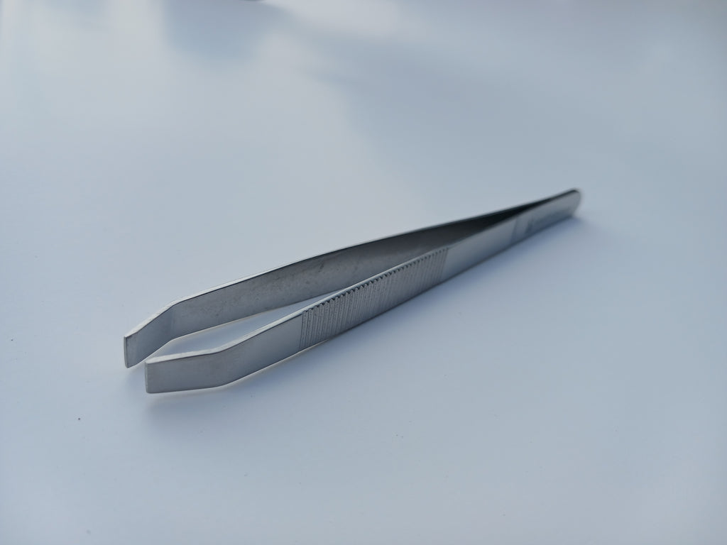 Beauty Lofters BL-EBT-201 eyebrow tweezer side view