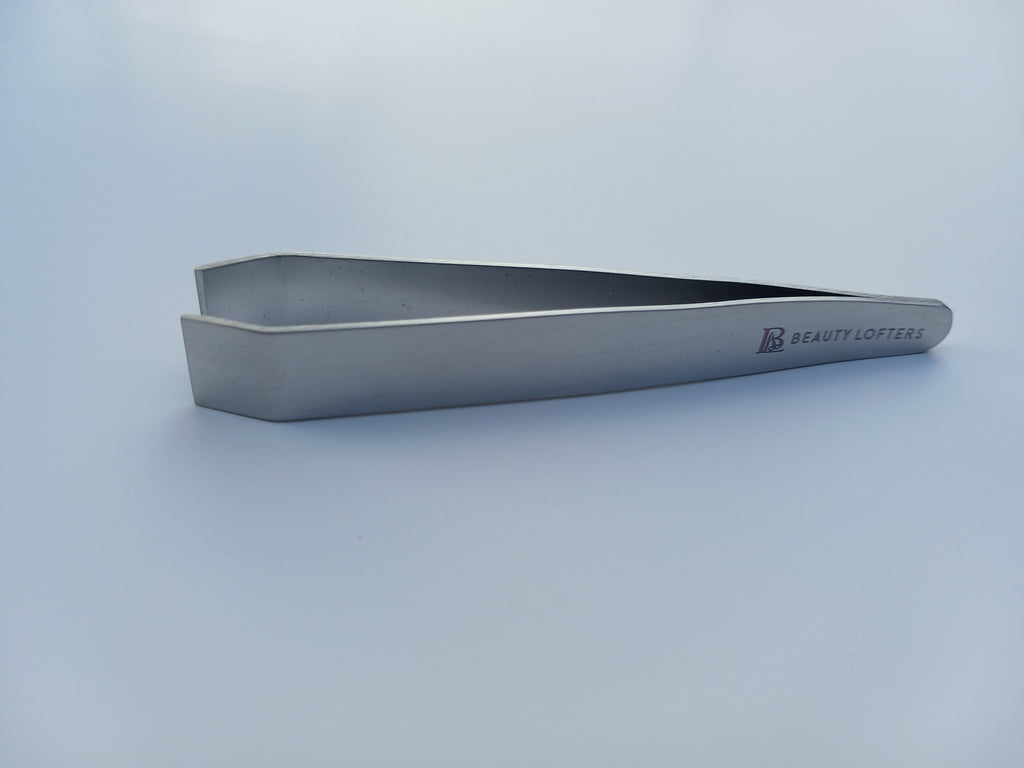 Close-up of the Medium Slant Tweezer tip