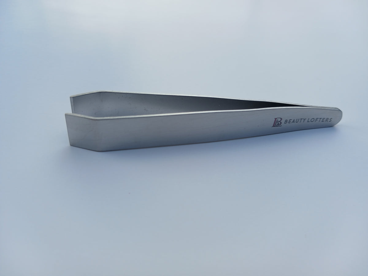 Close-up of the Medium Slant Tweezer tip